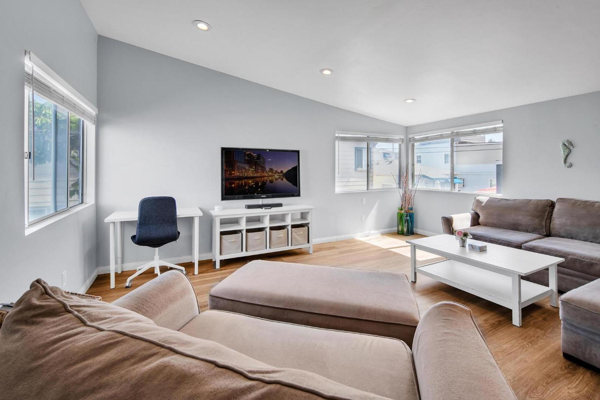 Casa de férias Stunning Haven! Steps To The & Pet Friendly! *