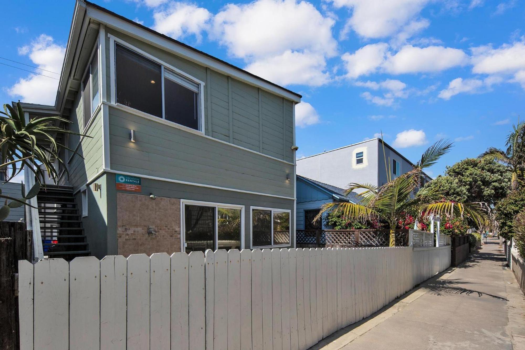 Casa de férias Stunning Haven! Steps To The & Pet Friendly! *