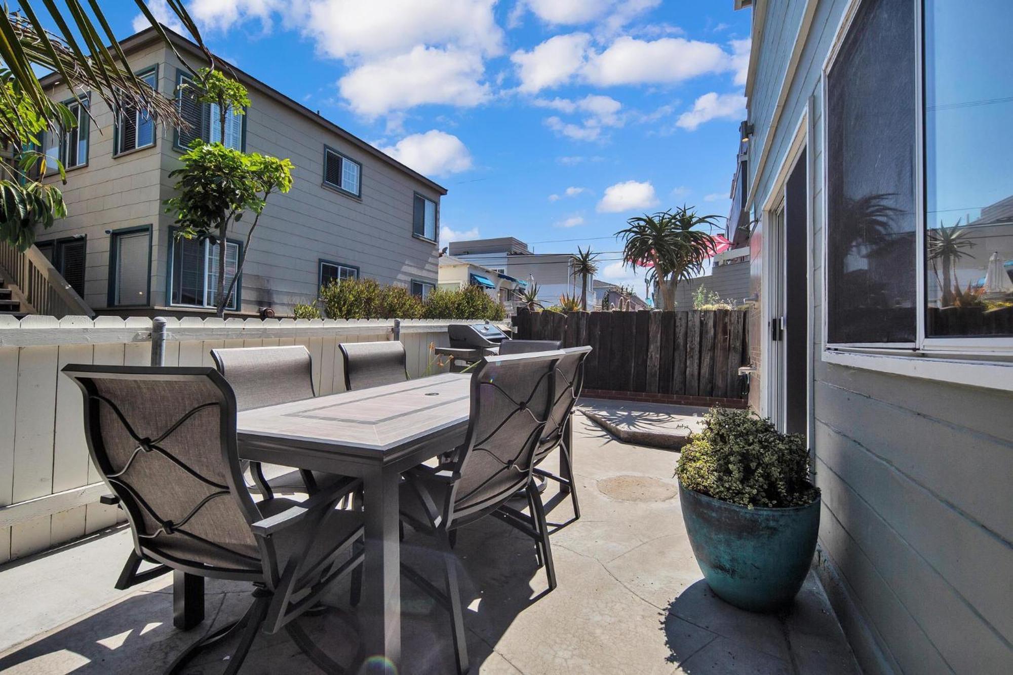 Casa de férias Stunning Haven! Steps To The & Pet Friendly!