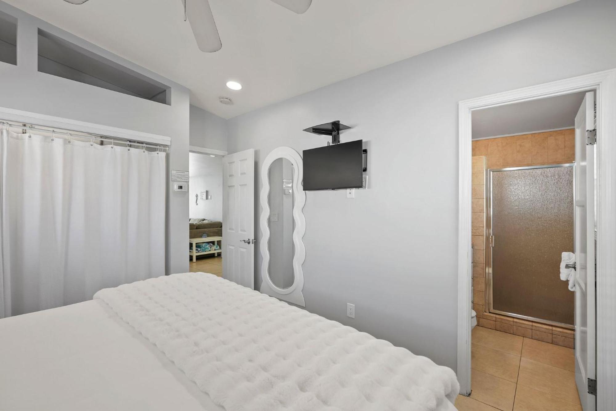 Casa de férias Stunning Haven! Steps To The & Pet Friendly! *