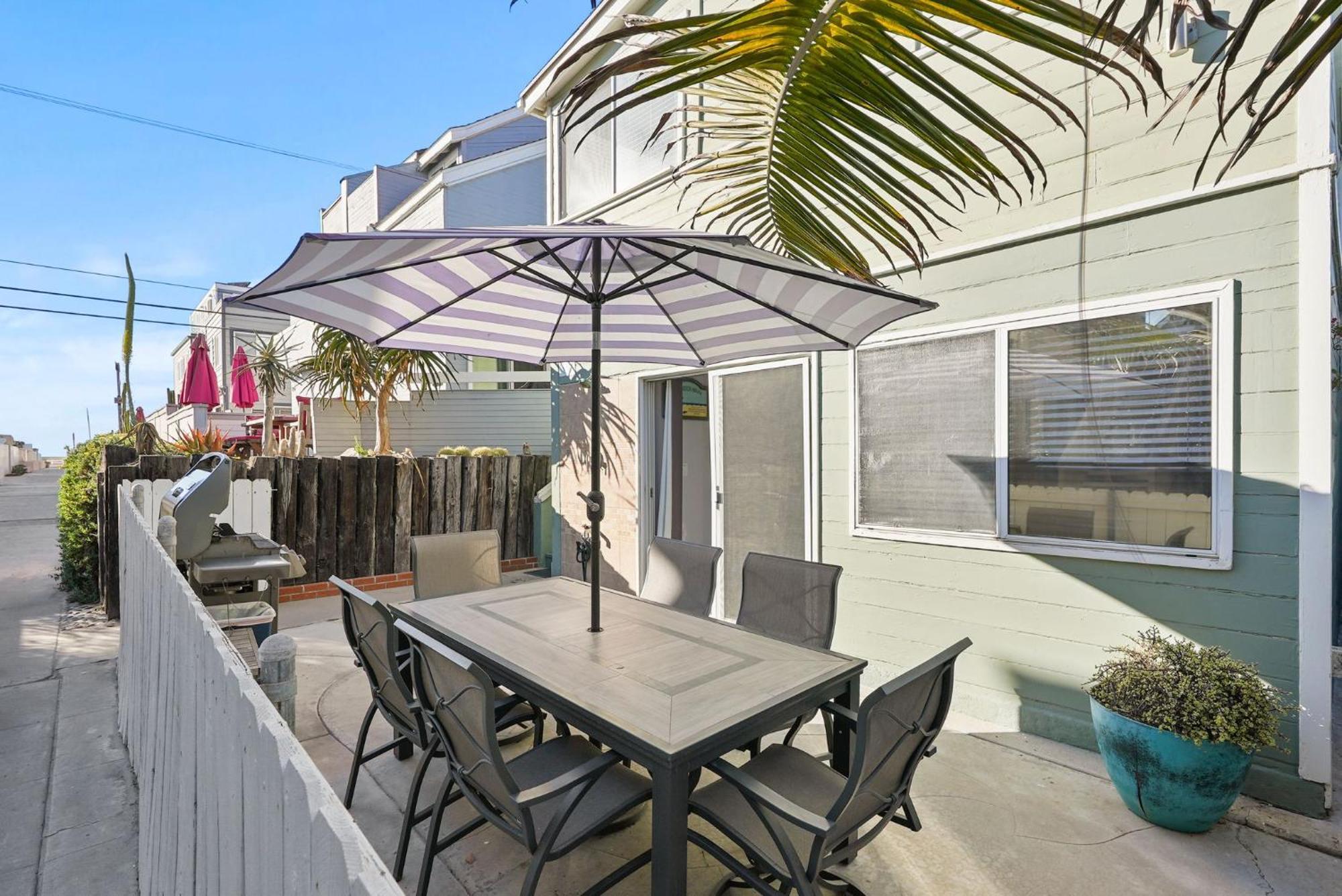 Casa de férias Stunning Haven! Steps To The & Pet Friendly!