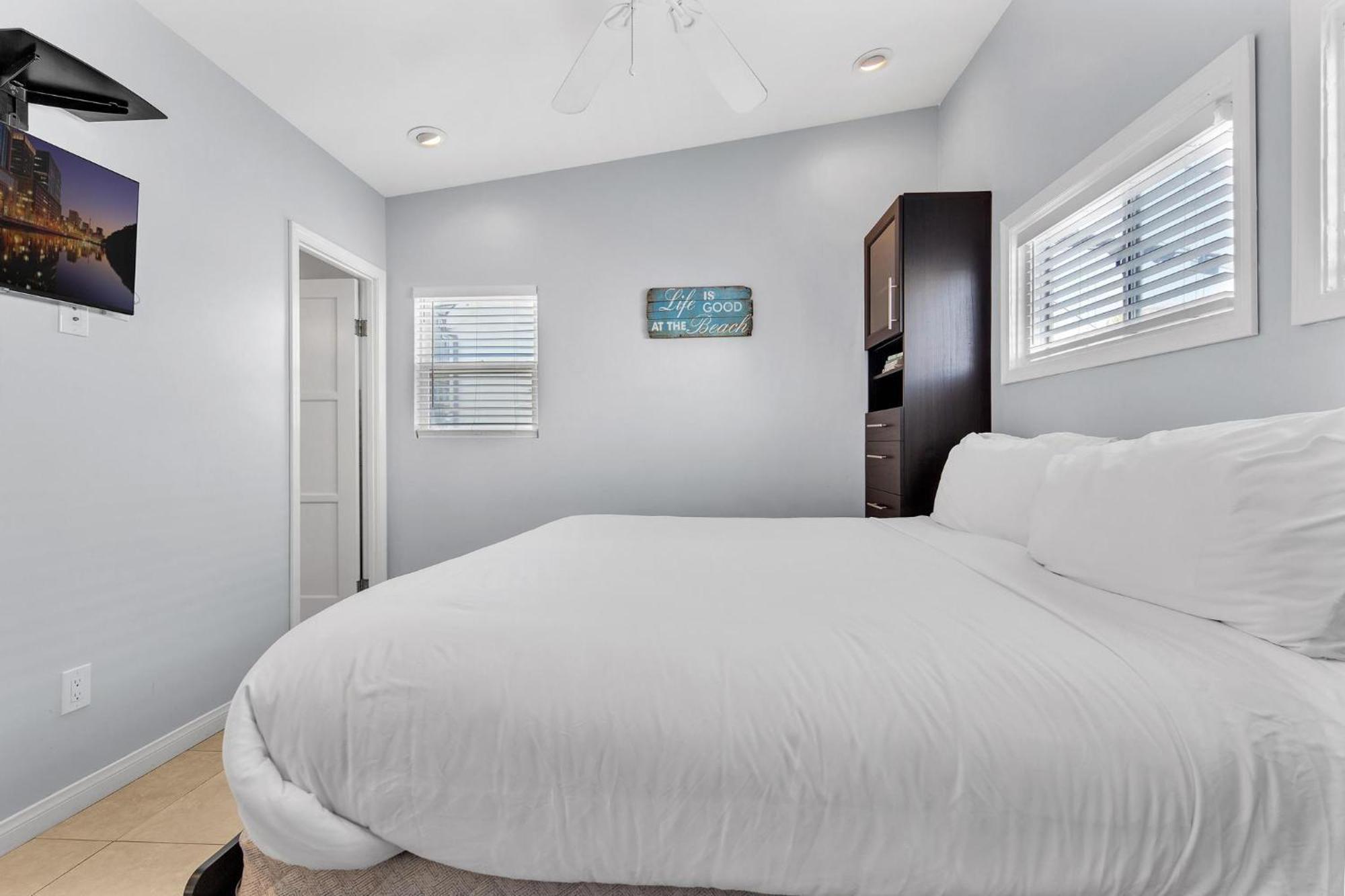 Casa de férias Stunning Haven! Steps To The & Pet Friendly!