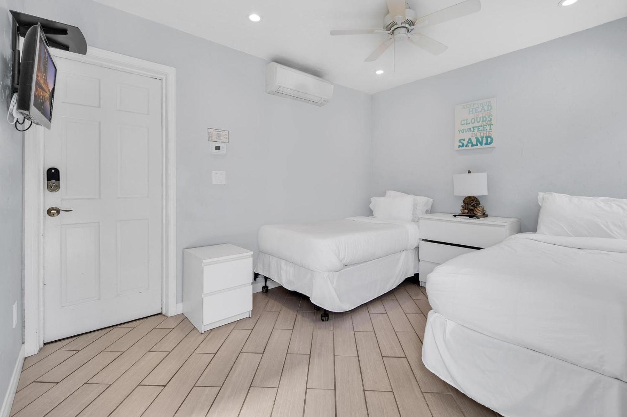 Casa de férias Stunning Haven! Steps To The & Pet Friendly! *