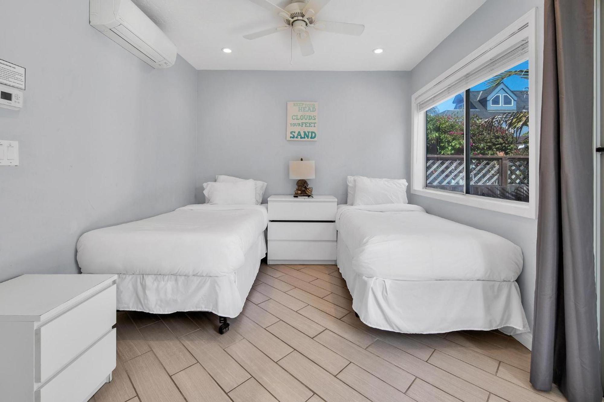 Casa de férias Stunning Haven! Steps To The & Pet Friendly!