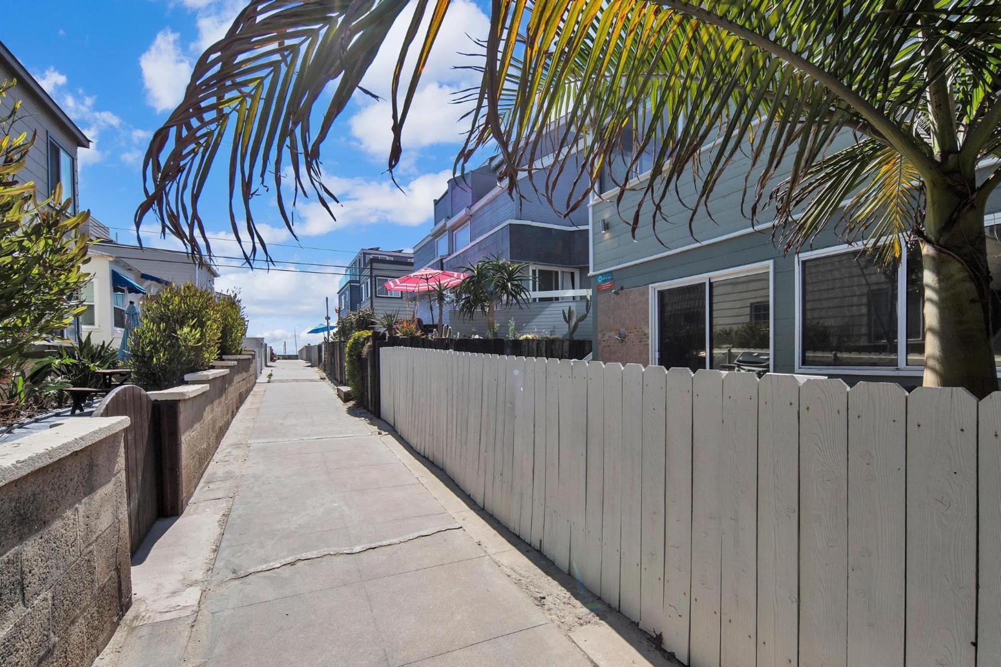Casa de férias Stunning Haven! Steps To The & Pet Friendly!